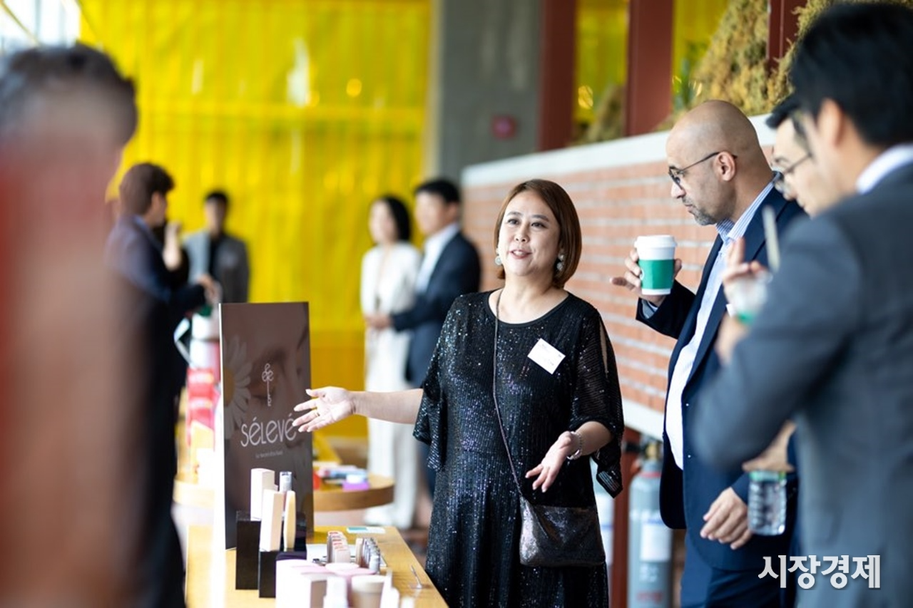 시장경제 ' 글로벌 화장품 유통사 비주그룹, '창립 기념 행사장, 수출 상담회 만들었다...